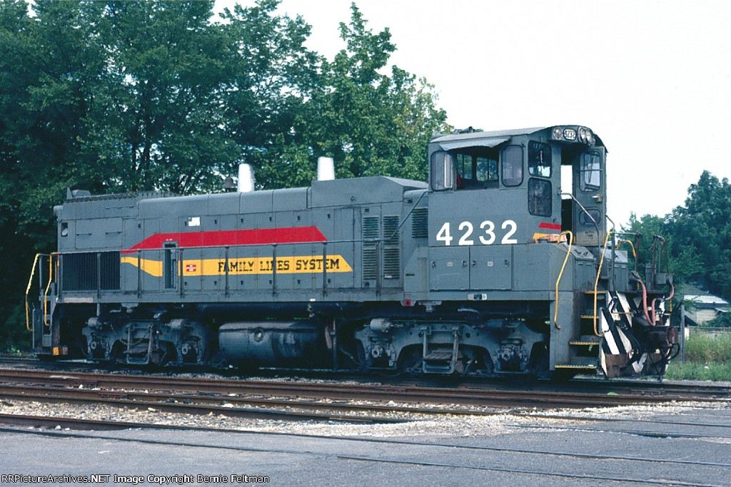 Seaboard System MP15AC #4232, behind the Boyles Yard roundhouse,
